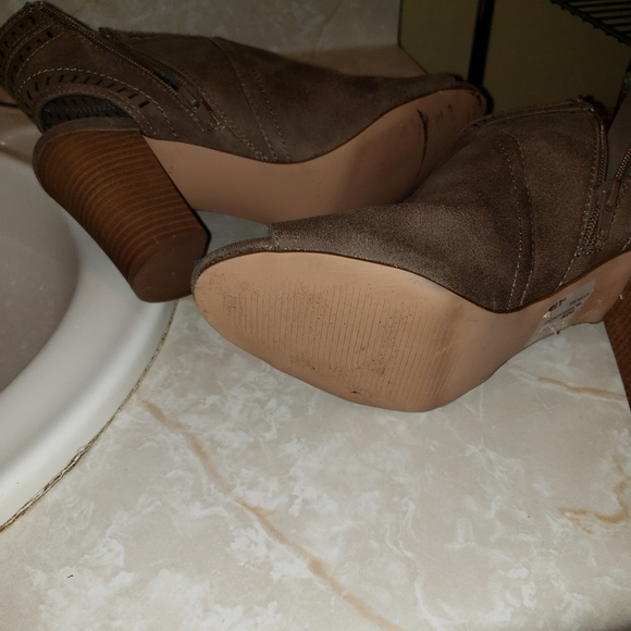 Shoes - Picture 3 of 3